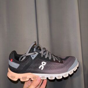 size 6 on clouds like new